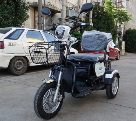 Electric three wheel mobility  scooter